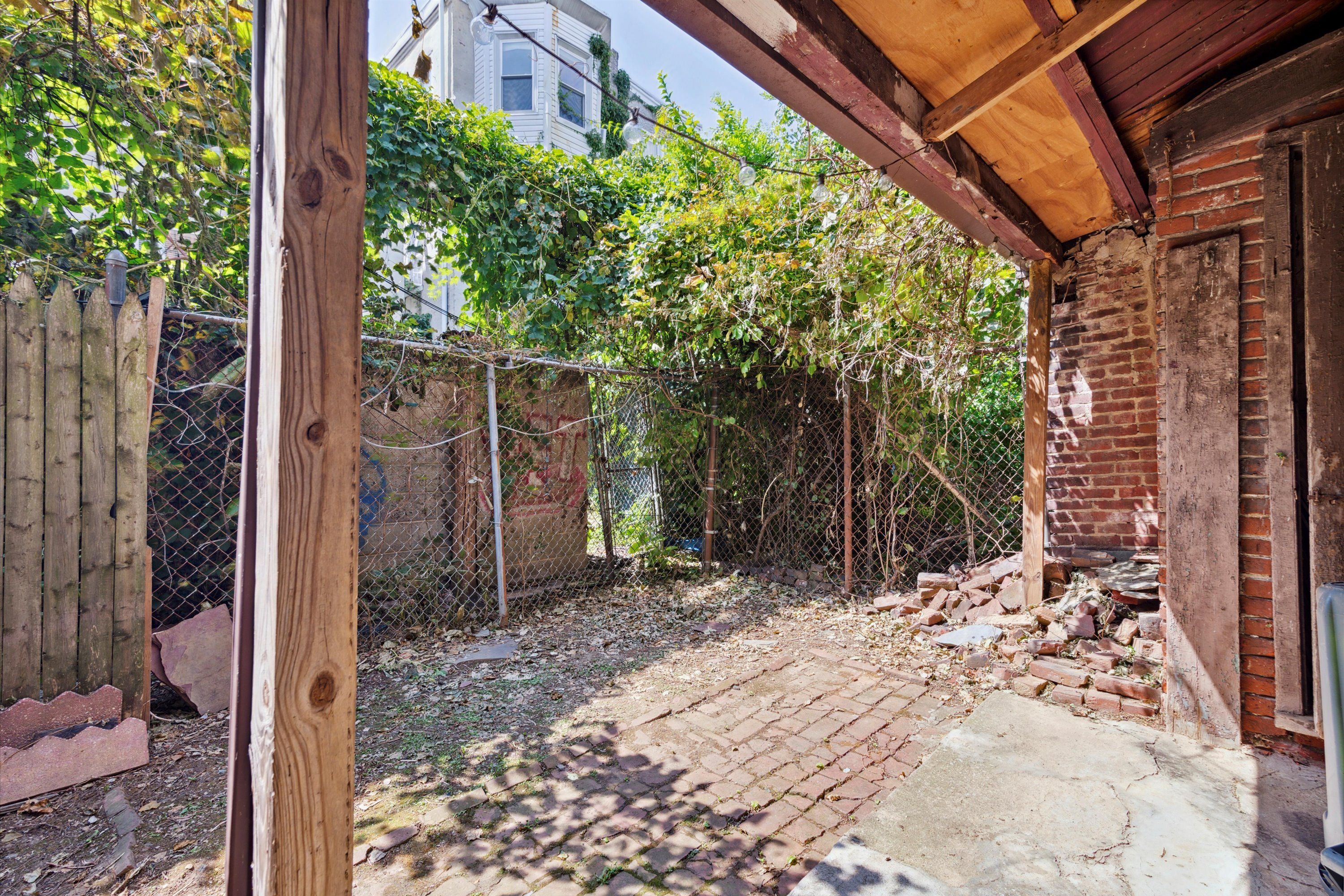 2012 N CARLISLE ST